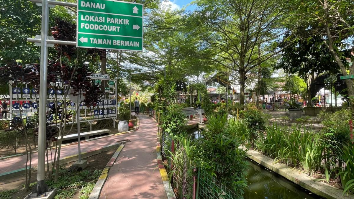 FASILITAS UMUM SUKOHARJO - Taman Pakujoyo Sukoharjo, salah satu kawasan taman bermain yang sudah menerapkan kawasan tampa asap rokok.