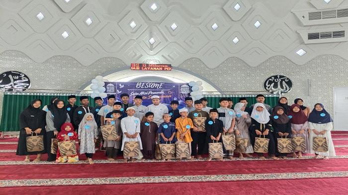 Pemuda Masjid Agung Kubah Timah Kota Pangkalpinang berfoto bersama usai menyerahkan santunan dan perlengkapan sekolah kepada 40 anak yatim dan dhuafa dalam program BESAME (Bersama dalam Santunan, Menjalin Kasih dan Harapan) di Masjid Agung Kubah Timah, Sabtu (27/6/2026).