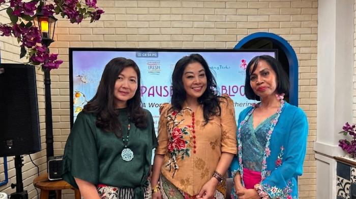 Ketua Perempuan Berkebaya Indonesia (PBI) Eropa, Christiana Streiff (tengah), Yuki Fragariani (kiri) seorang Mindbody Practitioner, Yoga & Meditation Instructor, dan Diana (kanan) pemilik Tanamoor X Warung Turki.