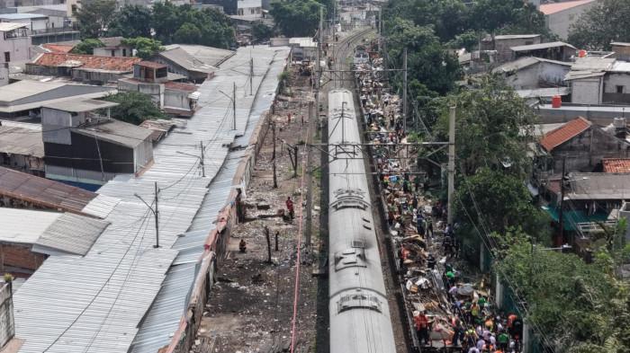 PENERTIBAN BANGUNAN LIAR Pasar gaplok