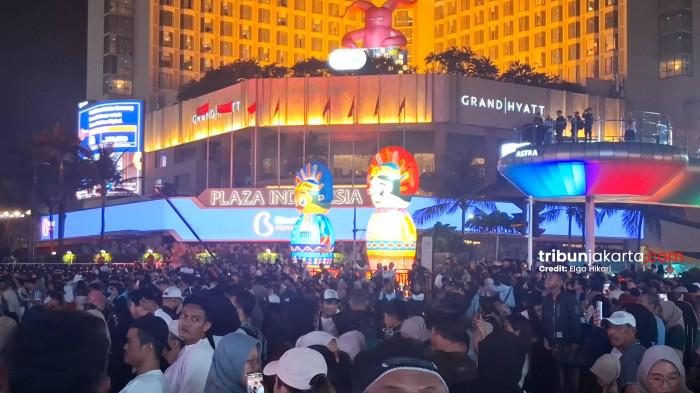 PUNCAK HUT JAKARTA - Warga memadati malam puncak HUT Ke-499 Jakarta yang digelar di Bundaran HI, Jakarta Pusat, Sabtu (27/6/2026) malam. TRIBUNJAKARTA.COM/ELGA PUTRA