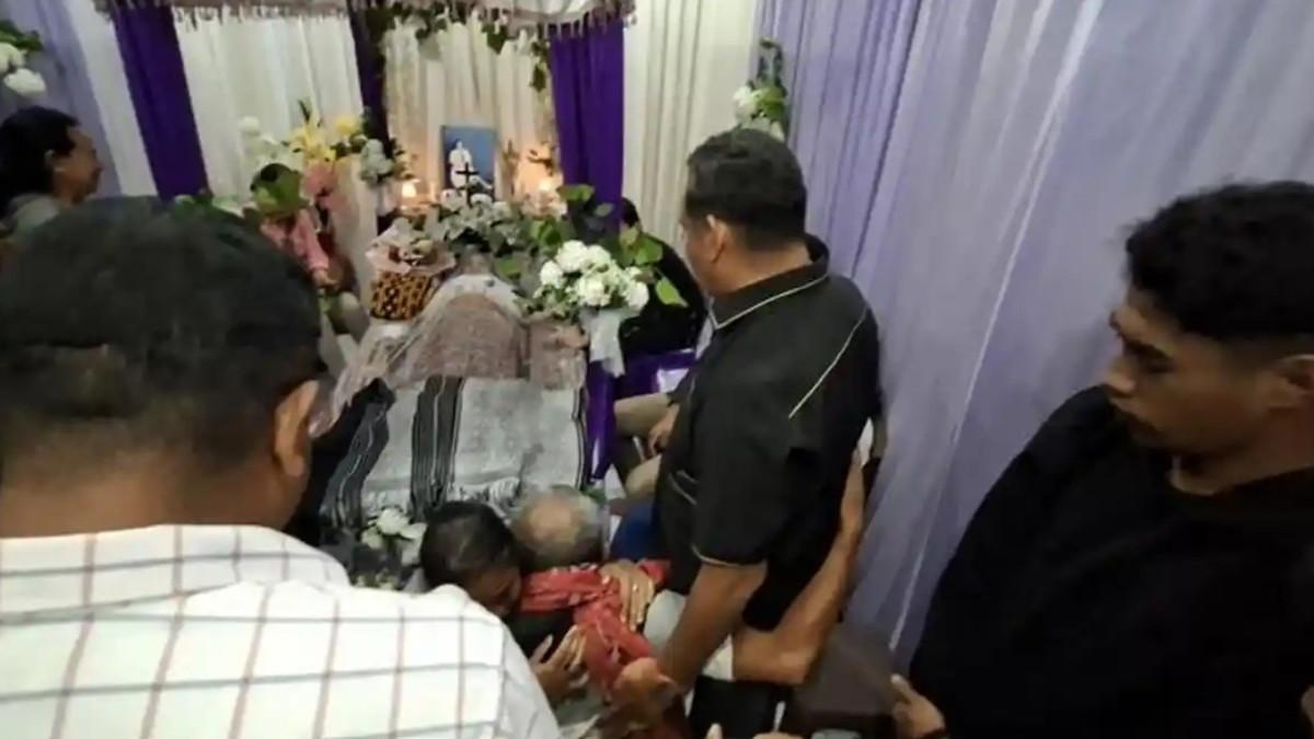 DOKTER MENINGGAL DUNIA - Ayah Almarhumah, Gabriel Pakaenoni bersujud meminta keadilan untuk anaknya di hadapan Bupati TTU