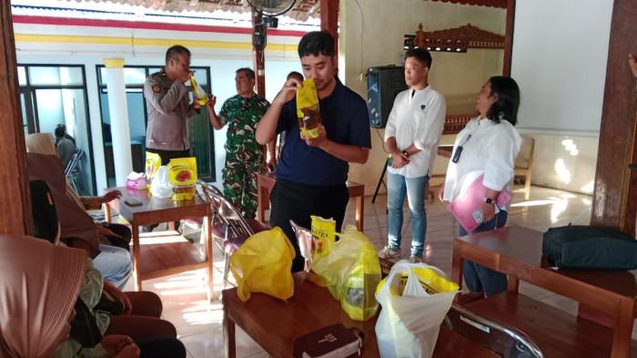 CEK PRODUK - Pengecekan paket bantuan pangan minyak goreng Minyakita yang berbau minyak tanah di Kelurahan Gesing, Kecamatan Kismantoro, Kabupaten Wonogiri, Kamis (18/6/2026). Pihak produsen saat ini masih melakukan investigasi atas temuan tersebut.