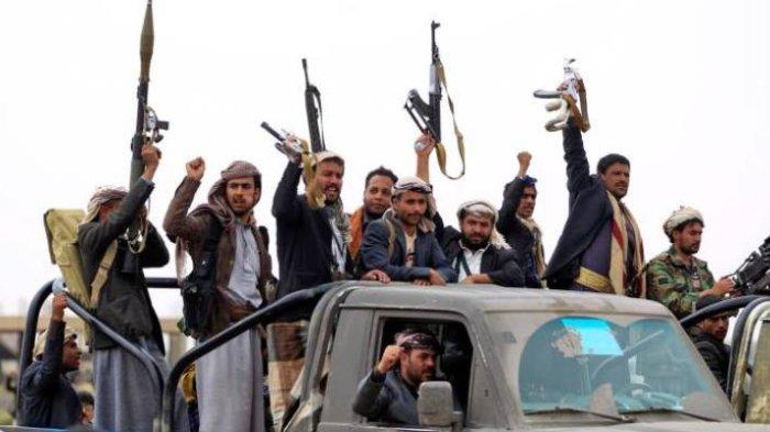 MILISI HOUTHI - Anggota milisi gerakan Houthi Yaman berparade menggunakan kendaraan bak terbuka. Petempur kelompok ini dilaporkan berekspansi ke Afrika guna memperluas Blokade Laut Merah dan meningkatkan serangan ke Israel.