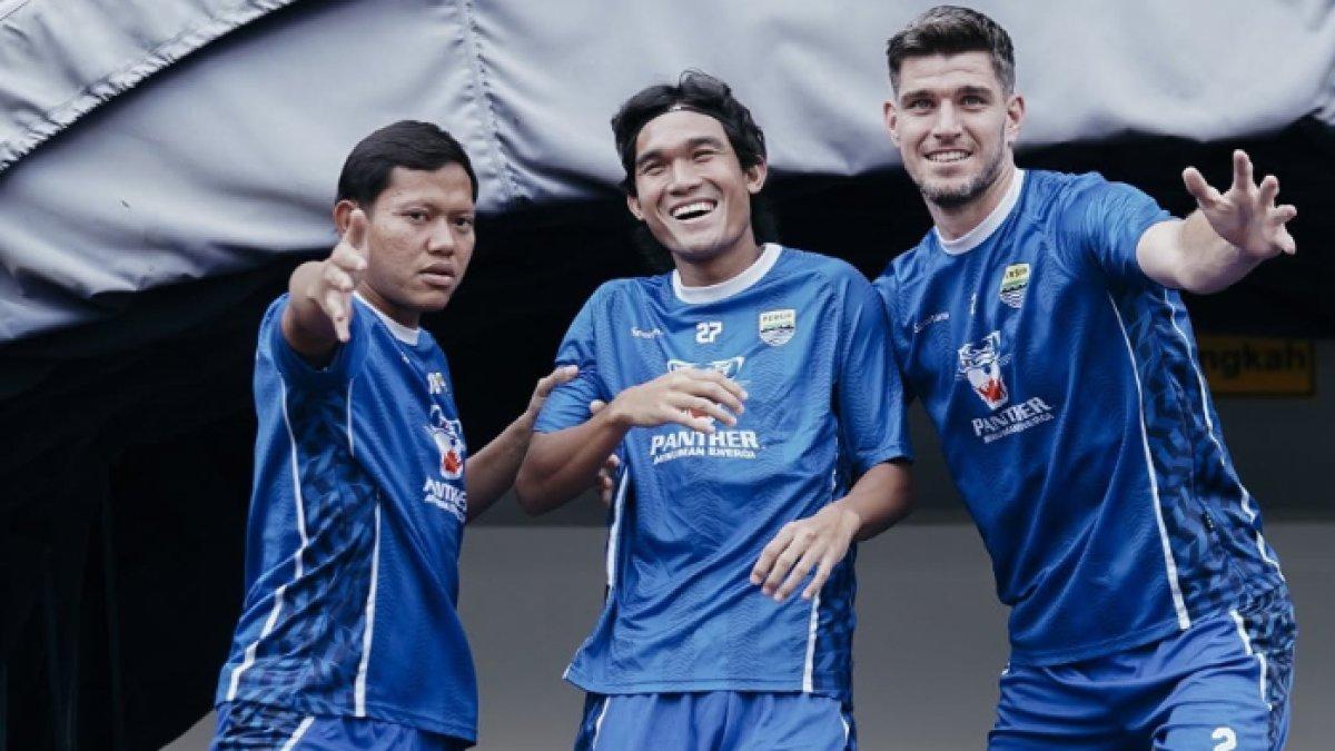 Potret kembalinya Zalnando (tengah) ke Persib Bandung untuk putaran kedua Liga 1 2024, Jumat (3/1).