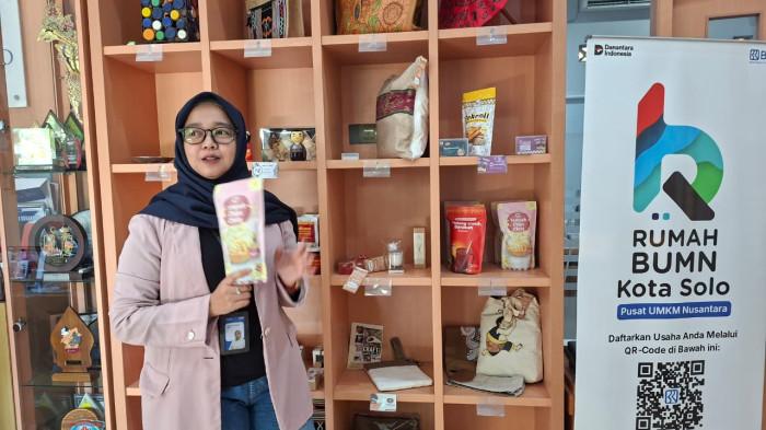 RUMAH BUMN Solo - Condro Rini Fasilitator Rumah BUMN Solo ketika memamerkan produk UMKM alumni program BRIncubator.