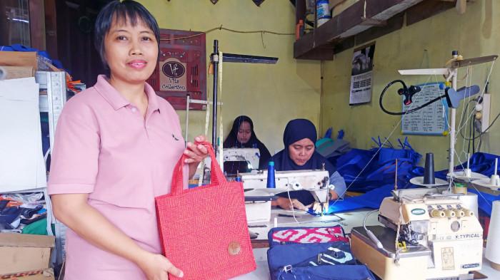 UMKM PRODUSEN TAS - Veronita Puspitasari, pemilik Vita Merchandise, produsen tas di Dusun 2, Desa Purbayan, Kecamatan Baki, Kabupaten Sukoharjo, Jawa Tengah. Ia memperlihatkan produk-produknya dengan berbagai macam tas.