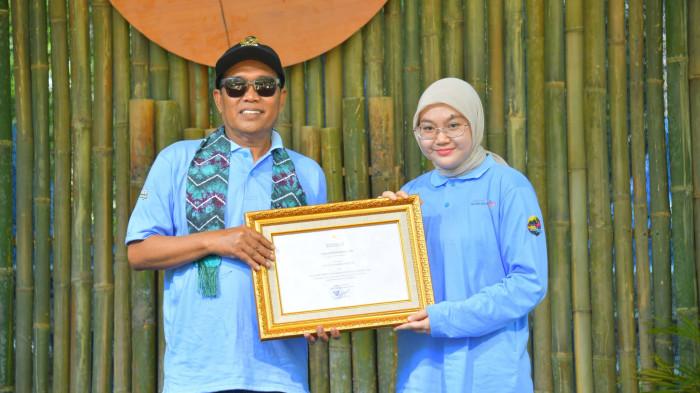 Bupati HSS Syafrudin Noor menerima piagam penghargaan KEN dari Kementerian Pariwisata.
