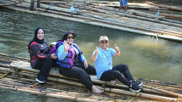 BUPATI Tapin H Yamani bersama istri menghadiri Festival Bamboo Rafting 01