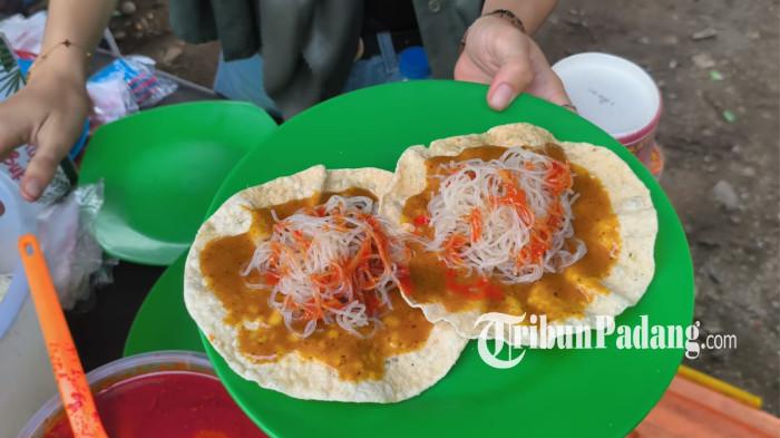 KARUPUAK LEAK- Jajanan murah meriah ini banyak ditemukan di Pantai Padang. Berbahan kurupuk ubi yang disiram kuah sate dan toping bihun, Karupuak Leak sering dijual bersama dengan Langkitang Cucuik