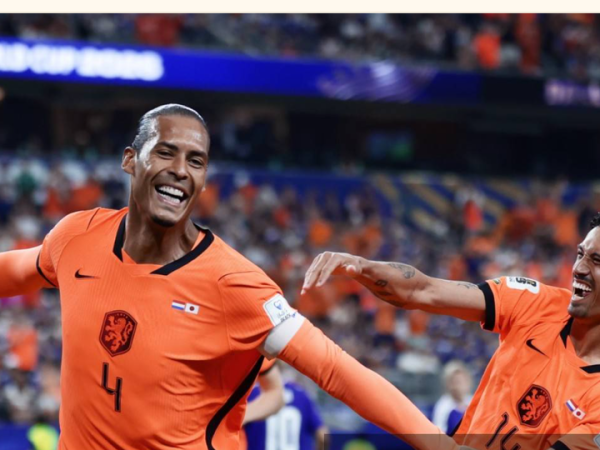 Virgil van Dijk (kiri) saat merayakan gol untuk Timnas Belanda ke gawang Jepang pada laga fase grup Piala Dunia 2026 di Dallas Stadium (14/6/2026).