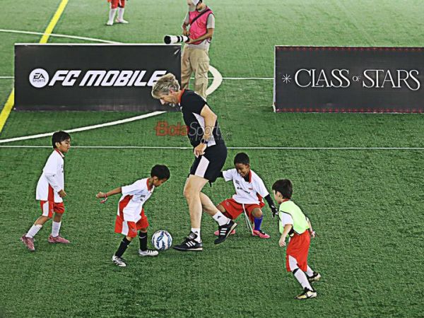 Edwin Van der Sar sedang melakukan coaching clinic bersama sejumlah anak-anak Indonesia di Bintaro Arena, Tangerang Selatan, Jawa Barat, Minggu (28/6/2026).