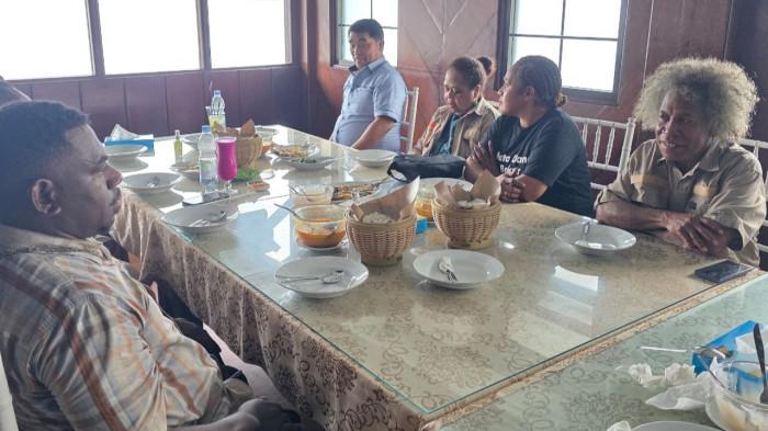 KUNJUNGAN: Gubernur Sulawesi Utara (Sulut) Yulius Selvanus Komaling (YSK) kunjungan kerjanya di Manokwari, Papua Barat, Jumat hingga Minggu (28/6/2026. Perkuat hubungan antardaerah sekaligus memberikan dukungan langsung kepada kontingen Sulut yang berlaga pada Pesparawi Nasional XIV.