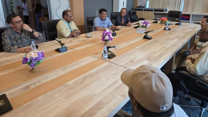 KUNJUNGAN: Gubernur Sulawesi Utara (Sulut) Yulius Selvanus Komaling (YSK) kunjungan kerjanya di Manokwari, Papua Barat, Jumat hingga Minggu (28/6/2026. Perkuat hubungan antardaerah sekaligus memberikan dukungan langsung kepada kontingen Sulut yang berlaga pada Pesparawi Nasional XIV.