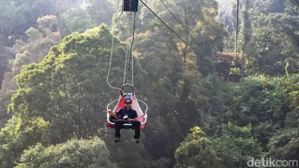 Rasa penasaran berbaur dengan sedikit debaran di dada saat menapakkan kaki di area peluncuran wahana Keranjang Langit, kawasan wisata alam Situ Gunung, Sukabumi. detikTravel berkesempatan mencoba wahana ekstrem yang belakangan viral di media sosial karena insiden tabrakan antar-keranjang gantung.