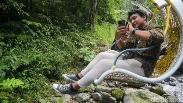 Situ Gunung di Sukabumi menjadi salah satu destinasi wisata alam yang ramai dikunjungi. Kawasan ini menawarkan dua daya tarik utama, yakni Curug Sawer dan wahana Keranjang Sultan.