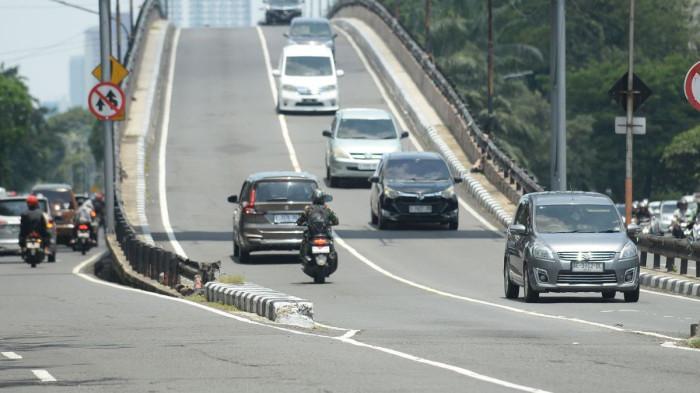 CUACA - Foto cuaca cerah berawan arus lalu lintas di kawasan Flyover Mayangkara (Flyover Wonokromo) Surabaya, untukilustraai cuaca hari ini, Minggu (24/5/2026).