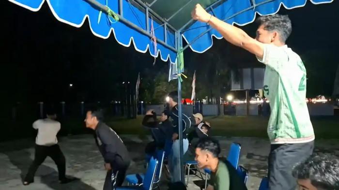 MERAYAKAN - Pecinta sepak bola merayakan gol yang dicetak pemain Prancis di halaman TVRI Kalteng, Hasil akhir Norwegia vs Prancis fase grup Piala Dunia 2026 skor 1-4. Norwegia vs Prancis berlangsung Sabtu dini hari (27/6/2026).