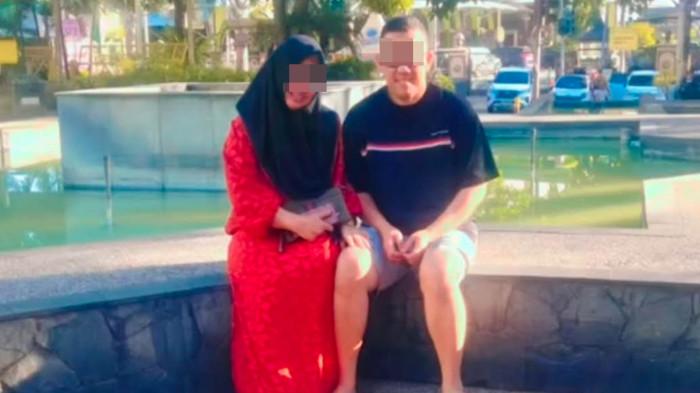 PRIA BERKACAMATA - Profil pria berkacamata yang terekam CCTV parkir Bandara Juanda identik dengan foto dalam video  berdurasi 33 detik yang menyuguhkan kolase foto-foto kebersamaan almarhumah Ruly Yunis Setiawati (50), Sekretaris Dinas Pumahan Rakyat dan Kawasan Permukiman (PRKP) Pemkab Bangkalan bersama seorang pria, Minggu (28/6/2026) sore.