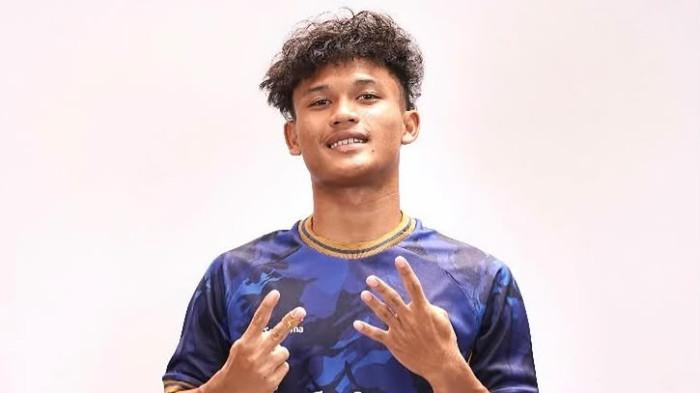 SEMEN PADANG FC– Pemain muda pinjaman dari Persib Bandung, Zulkifli Lukmansyah, diperkenalkan sebagai rekrutan anyar Semen Padang FC untuk menghadapi Liga 2 musim 2026/2027, Minggu (28/6/2026). Winger berusia 19 tahun tersebut diharapkan mendapat menit bermain lebih banyak sekaligus menambah daya gedor Kabau Sirah pada musim mendatang.