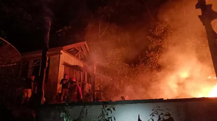 KEBAKARAN RUMAH- Kebakaran sebuah rumah di kawasan Kelurahan Bukit Gado-Gado, Kecamatan Padang Selatan, Kota Padang, Sabtu (27/6/2026) malam.