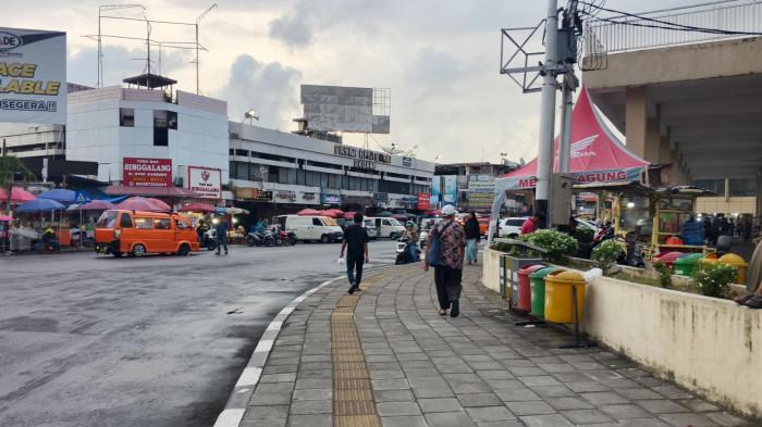 TROTOAR- Beberapa warga berjalan di atas trotoar yang berada di Pasar Raya Padang, Kecamatan Padang Barat, Kota Padang, Sabtu (20/6/2026).