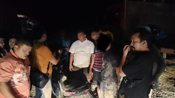 PENANGKAPAN- Jajaran Kepolisian Sektor (Polsek) Kamang Baru, Polres Sijunjung, Sumatera Barat, saat mengamankan inisial AP (29) dalam dugaan tindak pidana penyalahgunaan narkotika yang berlokasi di Jorong Kiliran Jao, Kenagarian Muaro Takuang, Kecamatan Kamang Baru, Jumat (26/6/2026).