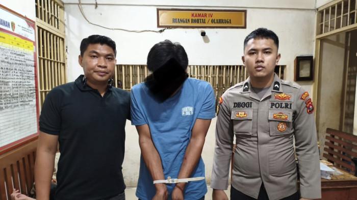 KASUS NARKOBA- Unit Reskrim Polsek IV Nagari, Polres Sijunjung berfoto bersama pelaku penyalahgunaan narkotika berinisial MP (35) pada Jumat (26/6/2026).