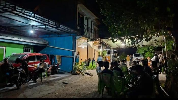 RUMAH DUKA - Suasana duka menyelimuti kediaman almarhumah dokter Icha di Perumahan RSS Baumata, Kabupaten Kupang, Jumat 26 Juni 2026 malam.