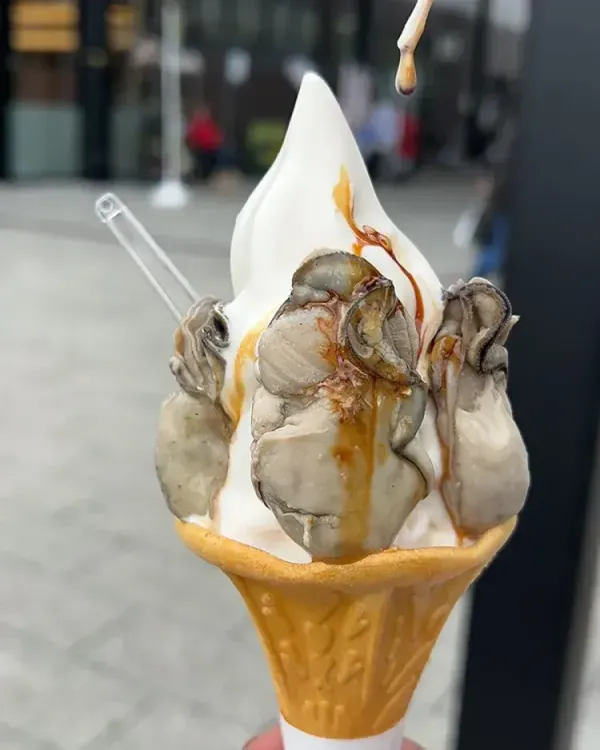 Nyeleneh! Kreasi Es Krim Topping Tiram Segar dan Siraman Kecap Asin
