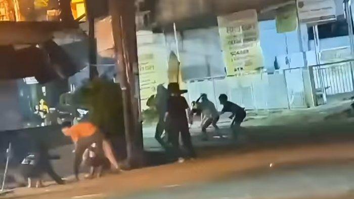 TAWURAN - Aksi tawuran sejumlah remaja di simpang Jalan Alfalah - Jalan Brigjen Katamso, Kota Medan.