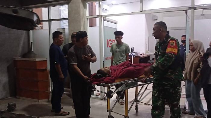 KORBAN TAWURAN - Momen jenazah Febri, korban tewas tawuran  Kelurahan Belawan Bahari, Kecamatan Medan Belawan dibawa ke rumah sakit, Minggu (15/2/2026).  
