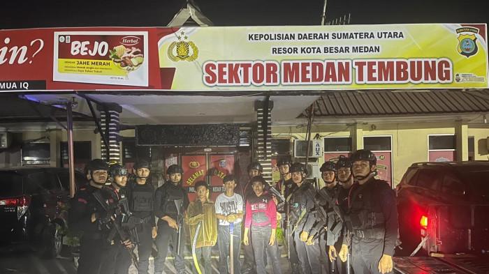 DITANGKAP - Momen personel Sat Brimob Polda Sumut menangkap remaja hendak tawuran di Medan, Senin (25/5/2026) dinihari. Sebanyak sembilan orang termasuk balap liar ditangkap.