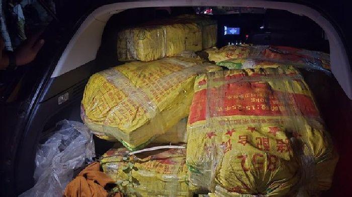 PENYELUNDUPAN SABU - Polri berhasil menggagalkan penyelundupan 325 kilogram narkotika jenis sabu jaringan internasional Thailand-Indonesia di Aceh. Dalam operasi tersebut polisi berhasil mengamankan dua tersangka yang diduga berperan dalam distribusi barang haram tersebut. (Dok. Istimewa)
