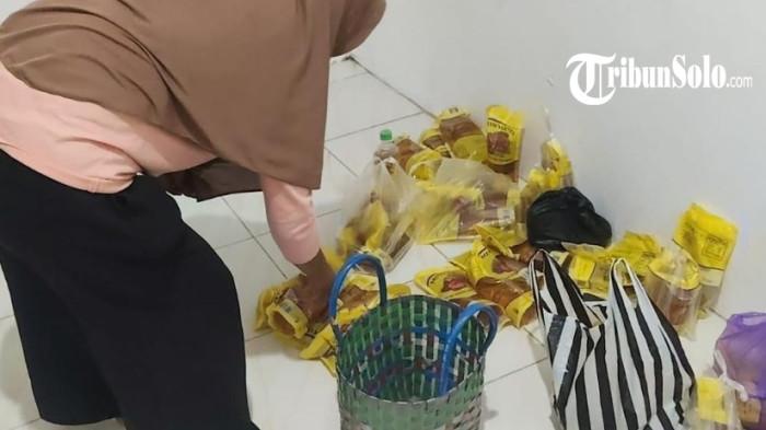 BERMASALAH - Warga Desa Gading, Kecamatan Tanon, Kabupaten Sragen, membawa produk MinyaKita yang bermasalah, Minggu (28/6/2026). Polemik minyak goreng Minyakita bantuan pangan Bulog yang diduga berbau minyak tanah atau solar juga terjadi di Kabupaten Sragen.