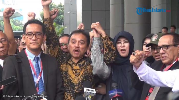 PENANGGUHAN PENAHANAN - Roy Suryo dan dr Tifa di Kejaksaan Negeri (Kejari) Jakarta Selatan setelah mendapatkan penangguhan penahanan, Senin (22/6/2026).
