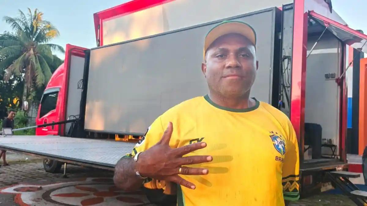 Caption: Ketua Fans Brasil Nabire, Jek Kobogau, mengajak masyarakat dan pendukung tim dari berbagai negara untuk bersama-sama meramaikan nonton bareng (nobar) pertandingan Piala Dunia 2026. Ajakan tersebut disampaikan saat nobar laga pembukaan Piala Dunia 2026 di kawasan bekas Taman Wokimanor, Pantai Nabire, Papua Tengah, Jumat (12/6/2026) dini hari.