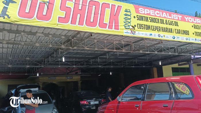 RUSAK - Sebuah bengkel spesialis kaki-kaki mobil, OJ Shock, di Jalan Semarang–Solo, Kecamatan Teras, menjadi sasaran pelemparan batu. Konvoi ratusan pendekar salah satu perguruan silat di Kabupaten Boyolali, Jawa Tengah pada Senin (29/6/2026) dini hari berakhir ricuh.