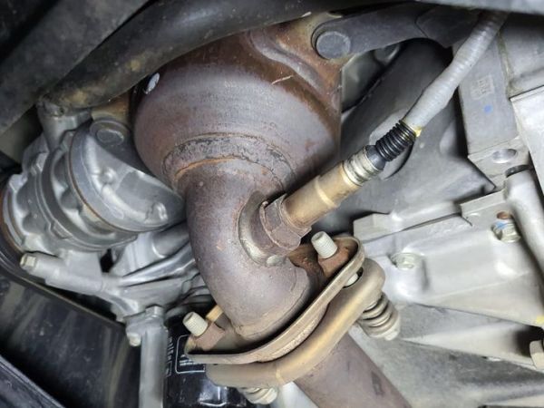 Ilustrasi O2 sensor bawah Suzuki Ertiga Dreza