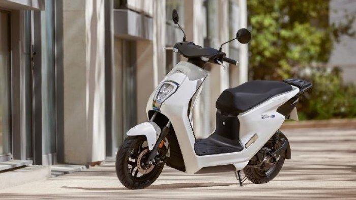 Tampil Kece, Ini Cara Mencuci Motor Listrik yang Benar