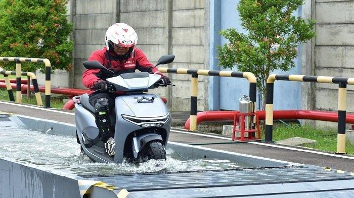 Erwin Chandra, Senior Instructor Technical Service PT Indako Trading Coy selaku main dealer Honda di wilayah Sumatera Utara dengan semangat Satu Hati mengungkapkan, bahwa Seiring dengan kehadiran dua sepeda motor listrik terbaru, Honda ICON e: dan Honda CUV e: yang semakin memperkaya pilihan sepeda motor listrik berkualitas tinggi dan layanan terbaik di Sumatera Utara, maka tentunya penting bagi pecintanya untuk memperkaya pengetahuan terkait hal apa saja yang diperhatikan saat motor listrik terendam atau harus melalui banjir. 