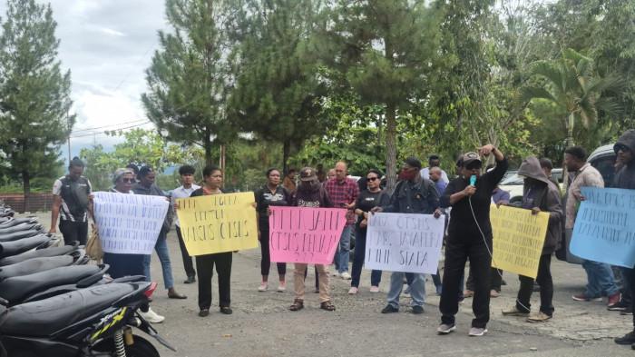 AKSI MASA - Sekelompok massa yang tergabung dalam Forum Pengusaha Asli Papua menggelar aksi demonstrasi di DPRK Jayapura, Senin (29/6/2026) siang.