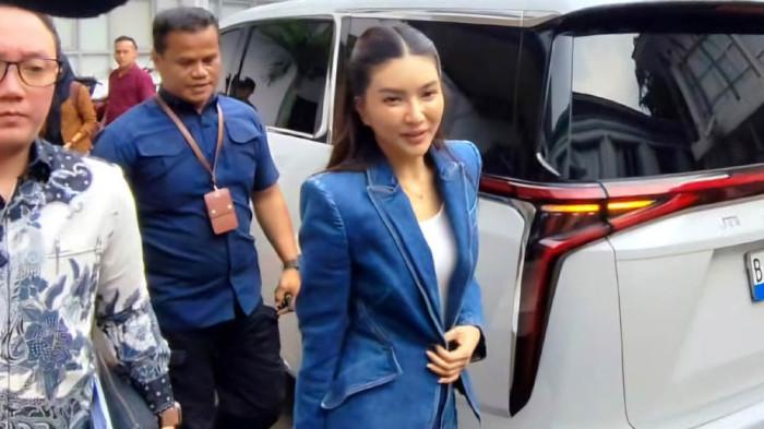 MENGADU KE KPAI - Sarwendah didampingi Kuasa Hukumnya Chris Sam Siwu ketika ditemui di Gedung KPAI, Menteng, Jakarta Pusat, Kamis (25/6/2026).