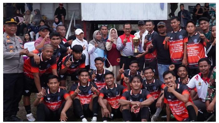 PENUTUPAN - Wakil Bupati lamandau foto bersama setelah menyerahkan piala Turnamen Batu Kotam Cup I yang dirangkai dengan peringatan Hari Ulang Tahun (HUT) ke-80 Desa Batu Kotam, Minggu (28/6/2026).