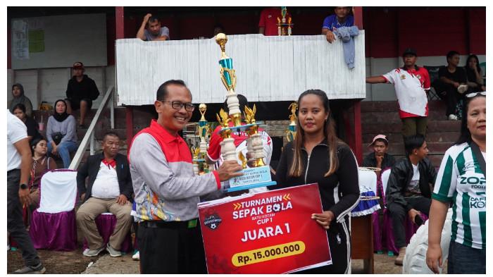 PENYERAHAN - Wakil Bupati lamandau saau menyerah piala Turnamen Batu Kotam Cup I yang dirangkai dengan peringatan Hari Ulang Tahun (HUT) ke-80 Desa Batu Kotam, Minggu (28/6/2026).