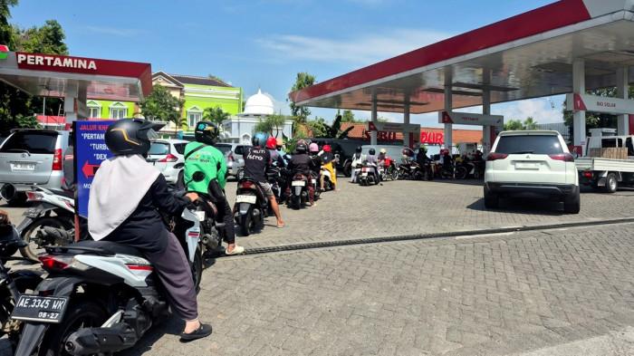 ANTRE BBM - Kondisi antrean pembelian Bahan Bakar Minyak (BBM) di SPBU Sinduro, Jalan Ahmad Yani, Kelurahan Surodikraman, Kecamatan/Kabupaten Ponorogo, Jawa Timur, Jumat (26/4/2026). Warga mengeluhkan kelangkaan BBM bersubsidi jenis Pertalite dan Solar sejak Jumat (26/4/2026).
