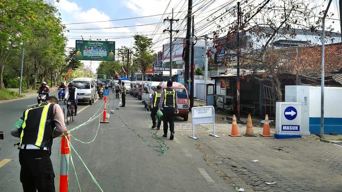 BBM LANGKA - Penumpukan kendaraan hingga menutup jalur protokol pintu keluar-masuk sisi Timur Kota Bangkalan, Madura, Jawa Timur, terpantau akibat antrean menuju SPBU Junok pada Jumat (26/6/2026). Kondisi tersebut membuat personel Satlantas Polres Bangkalan menerapkan pola tutup, sementara operasional SPBU dihentikan untuk mengurai penumpukan kendaraan.