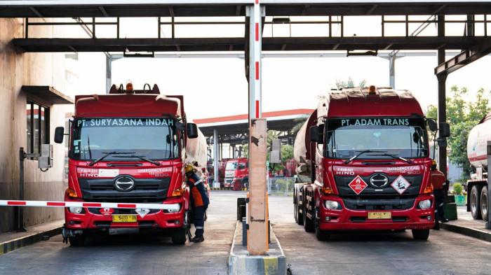 TAMBAH PASOKAN - Antrian truk tangki BBM Pertamina yang siap melakukan pasokan tambahan BBM jenis biosolar subsidi di Jatim mulai Jumat (26/6/2026).  Pemerintah memastikan kebutuhan energi masyarakat terpenuhi sesuai kuota dan titik layanan jual. (Foto Pertamina Patra Niaga Jatimbalinus) 