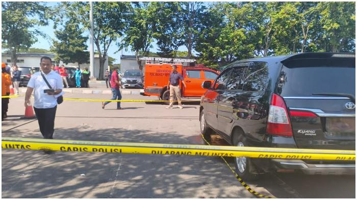 MAYAT WANITA - Mobil dinas Pemkab Bangkalan yang menjadi lokasi penemuan perempuan meninggal di area parkir Terminal 1 Juanda diperiksa petugas, Rabu (24/6/2026).