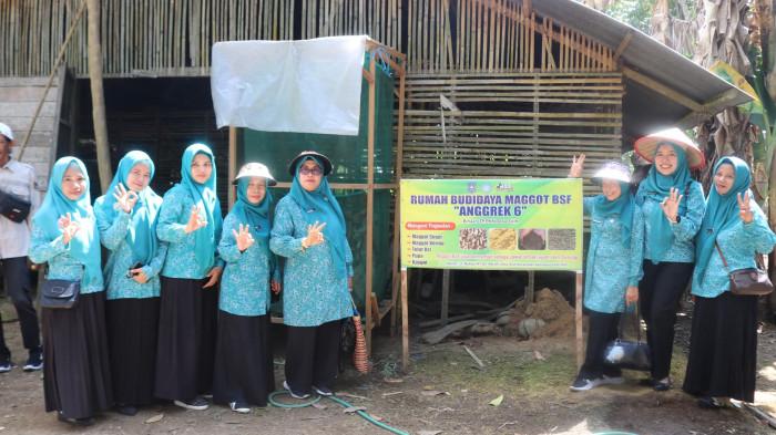 Tim penilai verifikasi lapangan lomba TP PKK Tingkat Provinsi Kalsel melihat rumah Maggot